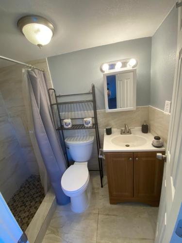 un baño con inodoro y lavabo en Cozy House, en Fort Lauderdale