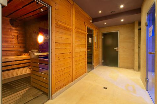 ビンツにあるNixe - Villa Helene mit Meerblick in Top Lageの木製の壁とガラスドアのサウナ