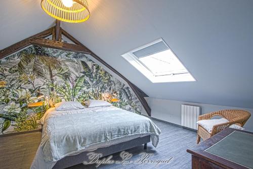 オンフルールにあるLa Venelle des Greniers à Selのベッドルーム1室(ベッド1台付)、