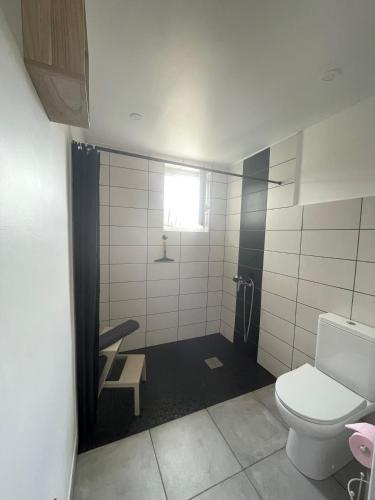 une salle de bain avec toilettes, lavabo et fenêtre dans l'établissement Toupie et Bicyclette, à Charmes-sur-Rhône