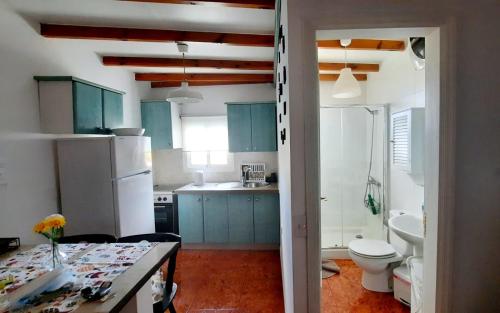 cocina con armarios azules, lavabo y aseo en la palmilla, en San Nicolás