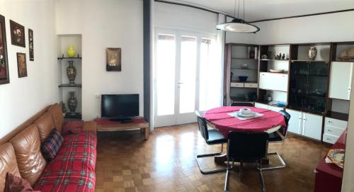 Una televisión o centro de entretenimiento en Muggia Studio 2