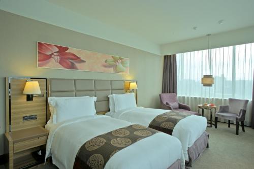 台北的住宿－福容大飯店台北一館，酒店客房设有两张床和窗户。