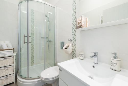 y baño con ducha, aseo y lavamanos. en Premium Apartment, en Dubrovnik