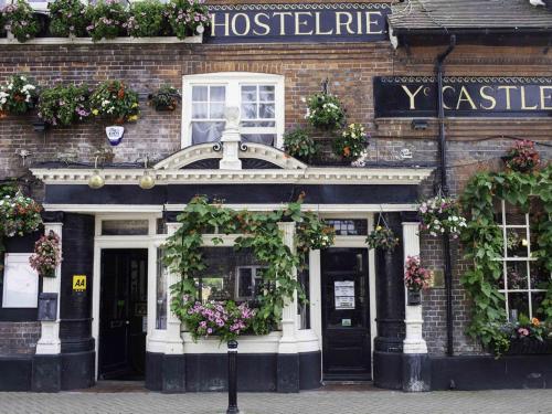 a building with flowers on the front of it at The Castle Inn Hotel in Steyning
