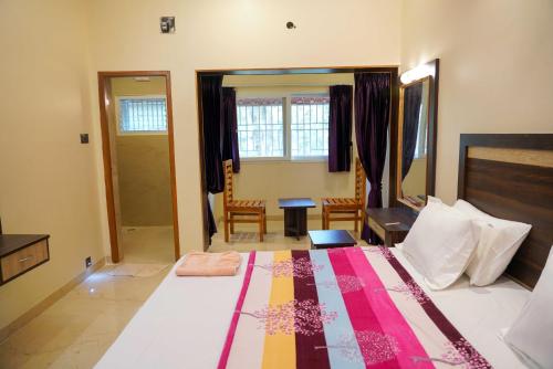Postel nebo postele na pokoji v ubytování Bhavan Resorts