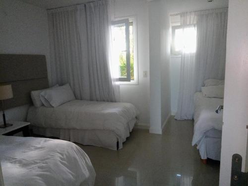 um quarto de hotel com duas camas e uma janela em Linda Bay 223, Mar de las Pampas em Mar de las Pampas