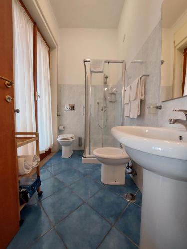 Ett badrum på Villa Rosa Sorrento