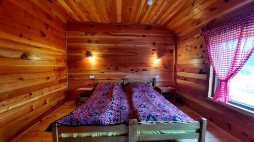 Postel nebo postele na pokoji v ubytování Log cabin 1 Merdovic
