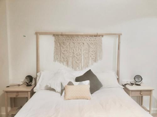 سرير أو أسرّة في غرفة في Precioso apartamento en Monzón con terraza, PISCINA,parque infantil y PARKING