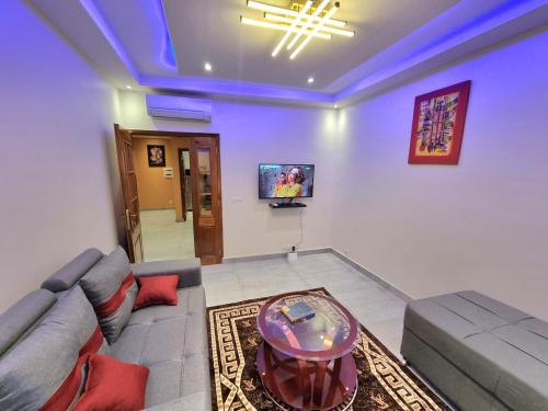 Телевизор и/или развлекательный центр в SUPERBE APPARTEMENT MEUBLÉ AU BORD DE LA PLAGE