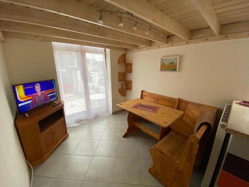 sala de estar con mesa y TV en La Mezza - Wifi - stationnement - Terrasse, en Troyes