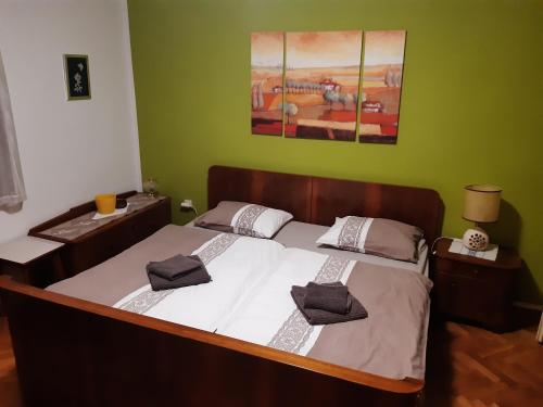 um quarto com uma cama com duas toalhas em Peaceful old house em Bovec