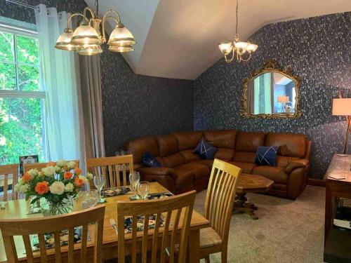 Ruang duduk di Chandlers Apartment