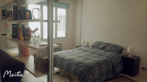 um quarto com uma cama e uma estante de livros em Apartamento Rosa Puerta del Sol em Madrid