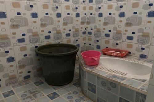 Kúpeľňa v ubytovaní OYO Homes 91136 Desa Wisata Dalegan