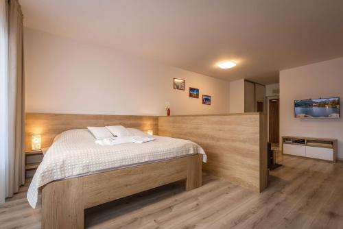 a bedroom with a bed in a room at Horský apartmán Hrebienok A203 in Smokovce