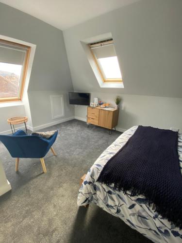 Un pat sau paturi într-o cameră la Attic views