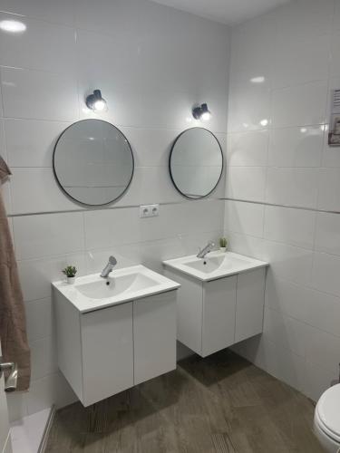A bathroom at apartamento banferra