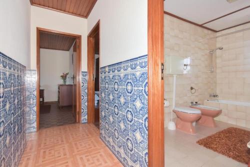 y baño con aseo, bañera y lavamanos. en Casa Golfinho (2ºandar) - Costa Nova, en Gafanha da Encarnação