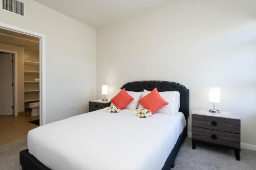 Un pat sau paturi într-o cameră la ViewPoint Suites