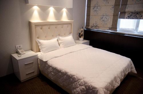 Centrum Sobe Rooms Čačakにあるベッド
