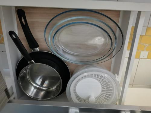 a kitchen shelf with utensils and a strainer at Nuit étoilée in Saint-François