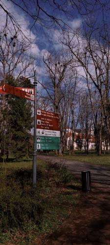 a street sign on the side of a road at Apartman 21 Banja Koviljača in Banja Koviljača