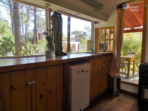 cocina con encimera y ventana en Cabañas Techarí, en Punta del Diablo