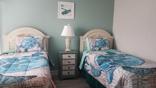 ein Schlafzimmer mit 2 Betten und einer Lampe in der Unterkunft 2BR/1BA Sienna Park, Sarasota Fl in Sarasota