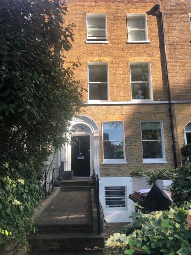 ロンドンにあるケニントン B＆Bの煉瓦造りの建物の入口
