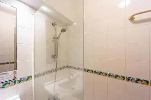 een badkamer met een douche en een glazen deur bij Over Monaco Apartment - 100m from Monaco - Roof Swimming Pool in Beausoleil