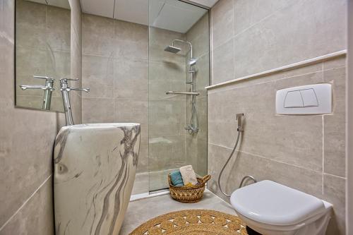 Koupelna v ubytování Amazing 2 Bedroom in Marina with free Parking