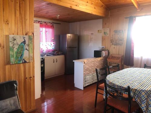Cuisine ou kitchenette dans l'établissement Cabañas Terra Nova Colbun Machicura