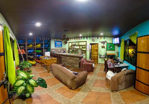 トルトゥゲーロにあるHostel Tortuguero 7BackPackersのソファ付きの広いリビングルーム、バー