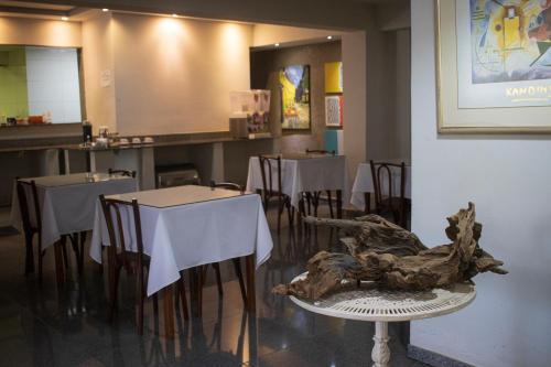 Ein Restaurant oder anderes Speiselokal in der Unterkunft Hotel & Restaurante Paraíso Ponte Nova - Ponte Nova - MG 