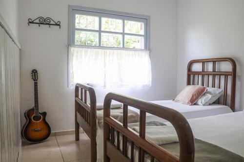 เตียงในห้องที่ REFÚGIO FAMILIA, descanso e conexão c natureza