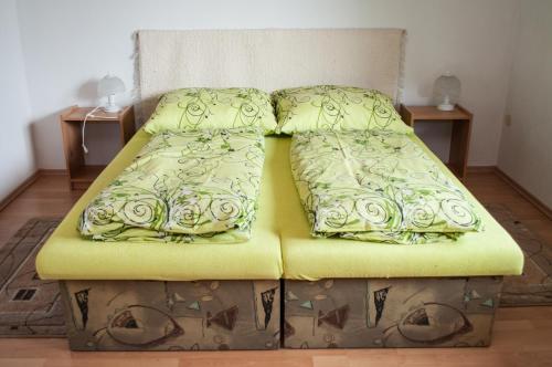 ein Sofa mit grünen Kissen auf einem Zimmer in der Unterkunft Ubytovanie v Súkromi Habovka in Habovka