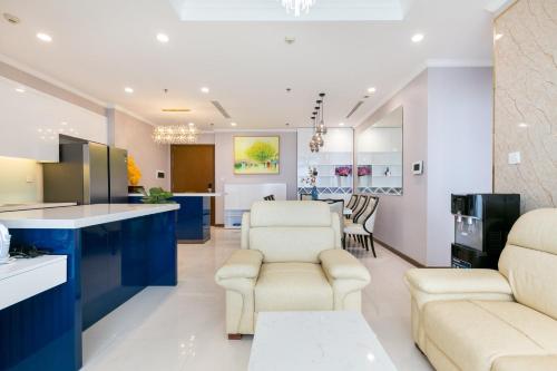 Η κουζίνα ή μικρή κουζίνα στο Vinhomes Landmark 81 Apartments- Christine Home