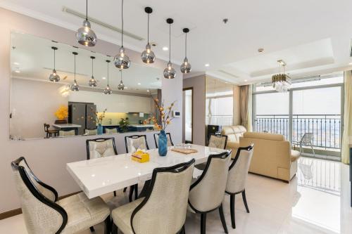 Η κουζίνα ή μικρή κουζίνα στο Vinhomes Landmark 81 Apartments- Christine Home