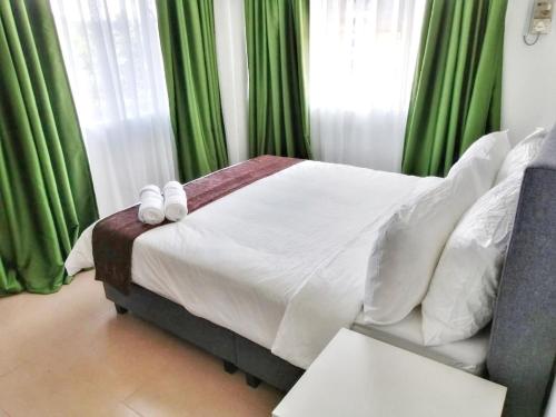 Una cama o camas en una habitación de FAMISA Eastern Gold Service Apartment