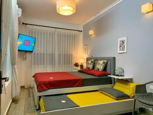 - une chambre avec un lit et une télévision dans l'établissement Miah Boutique Homestay, à Hanoï