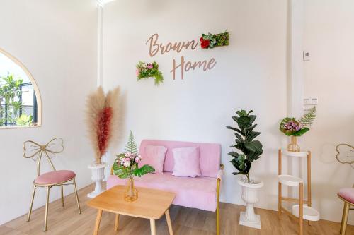 a living room with a pink couch and chairs at Brown Home Sattahip @ 19 in Sattahip