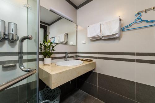 Vonios kambarys apgyvendinimo įstaigoje YR Hotel & Apartments
