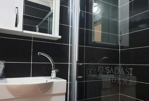 W łazience znajduje się toaleta, umywalka i lustro. w obiekcie Room in Apartment - Kusadasi Residence 21 2 Bedroom and Living room w mieście Aydın