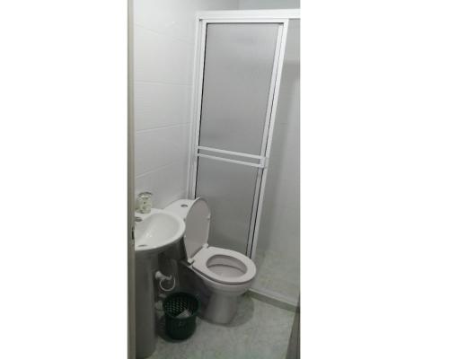 a bathroom with a toilet and a sink at Habitación privada en apartamento con terraza in Bucaramanga
