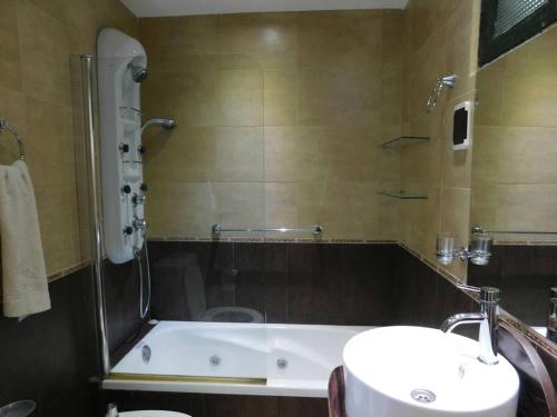 a bathroom with a bath tub and a sink at No me Olvides -Salta-somos mascoteros in Salta