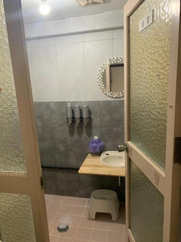 y baño con lavabo y espejo. en 山下ビル307, en Kurosakimachi
