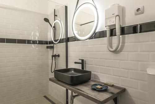 uma casa de banho com um lavatório e um espelho em Hotel Sighişoara em Sighisoara