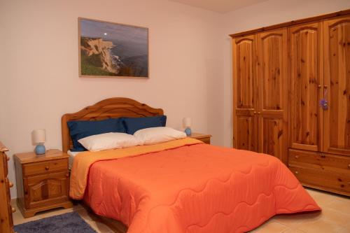 1 dormitorio con 1 cama grande de color naranja y armario en Spacious 3 bedroom apartment in Marsascala, en Marsaskala